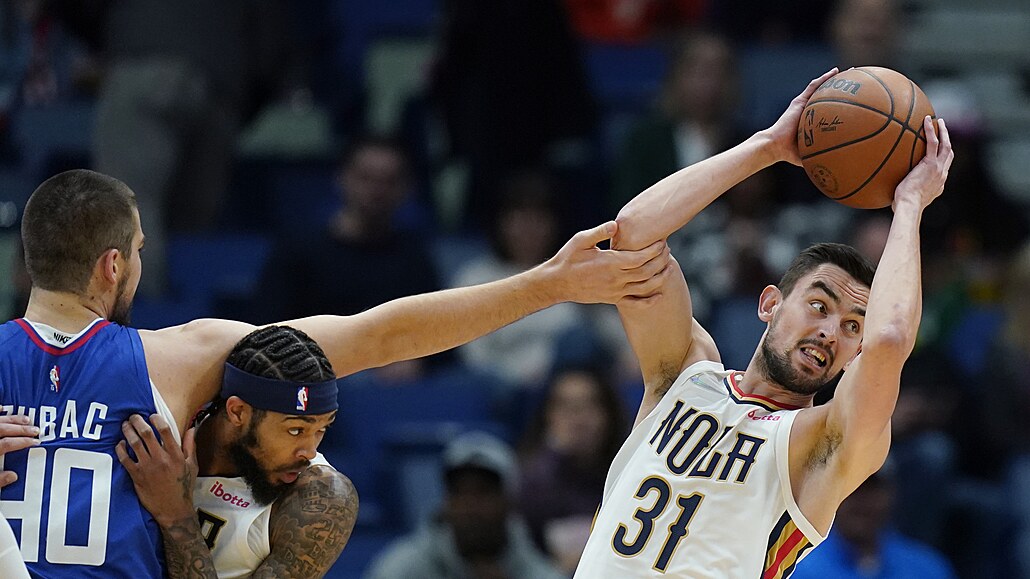 Tomá Satoranský z New Orleans u míe v utkání s Los Angeles Clippers.