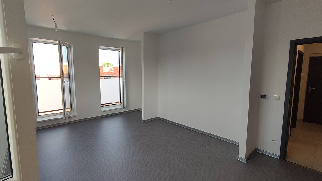 Pokoj bytu 1+kk je poměrně velký, ale umístění obývacího pokoje, jídelny,...