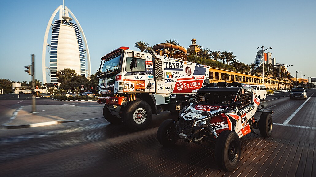 Buggyra se chystá na Dakar. Buggyna Can-Am a dva kamiony Tatra v ulicích Dubaje