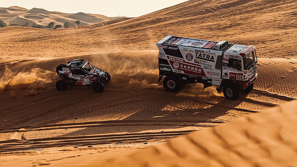 Buggyra se chystá na Dakar. Buggyna Can-Am a dva kamiony Tatra v poušti.