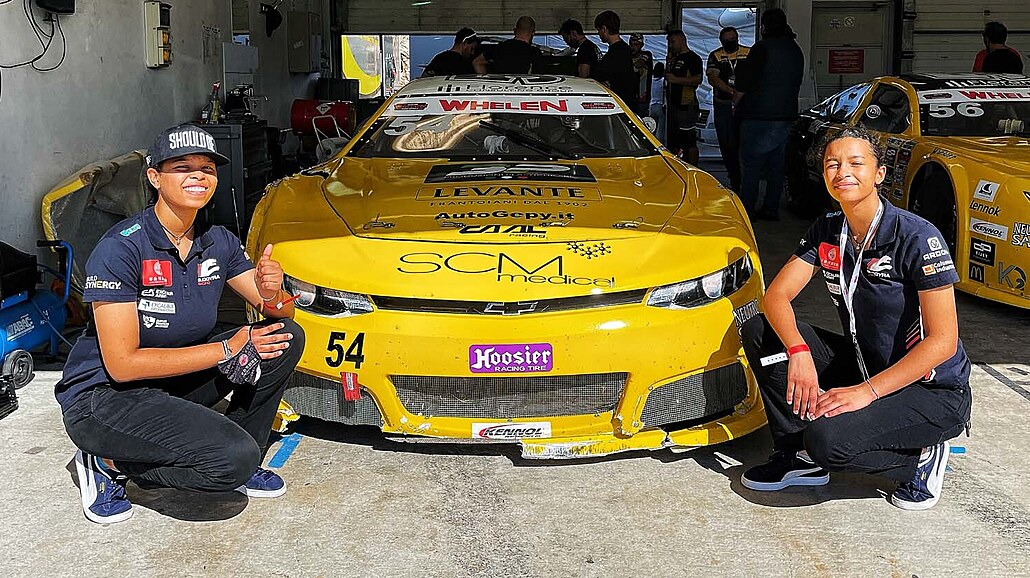 Aliyyah (vlevo) a Yasmeen Kolocovy na testech aut pro evropskou verzi NASCAR