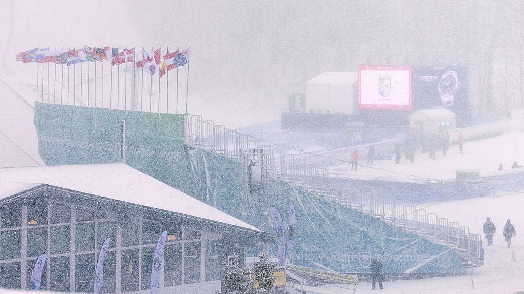 Sjet obří slalom v Killingtonu je nemožné, v areálu vládne silný vítr