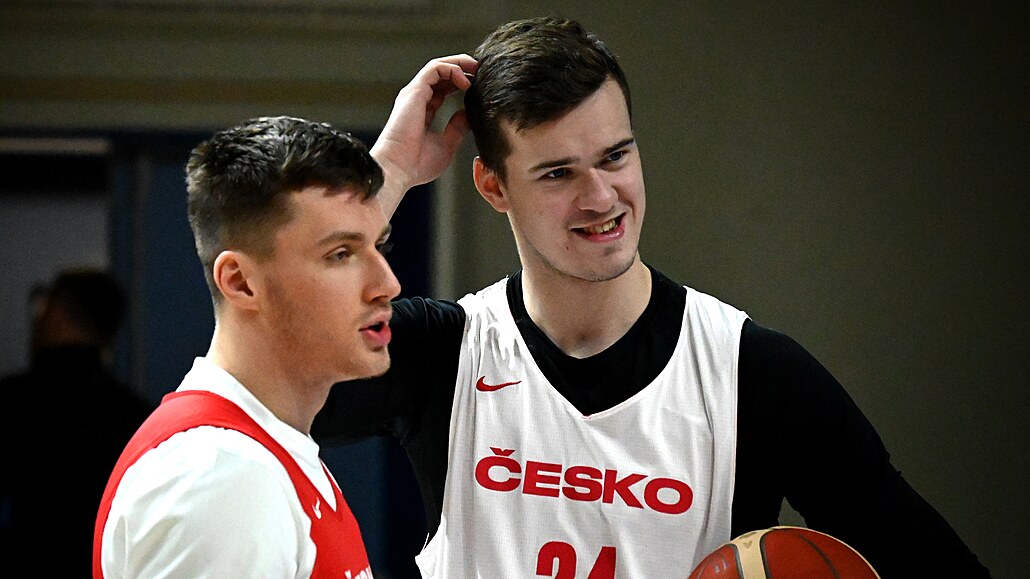 Ondřej Sehnal (vlevo) a Luboš Kovář na tréninku českých basketbalistů
