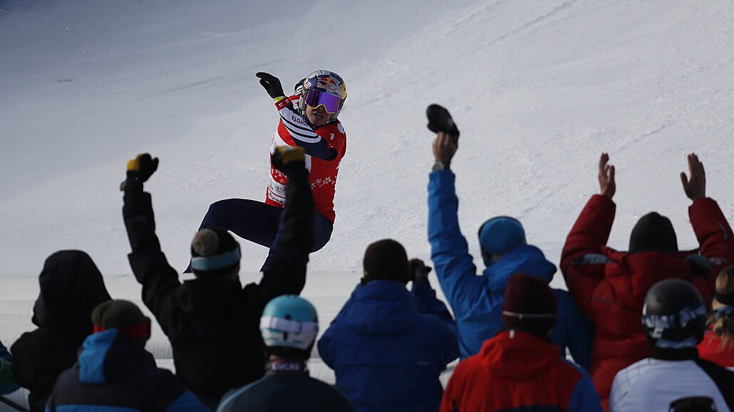 Snowboardcrossařka Eva Samková vítězí na trati v čínském Secret Garden.
