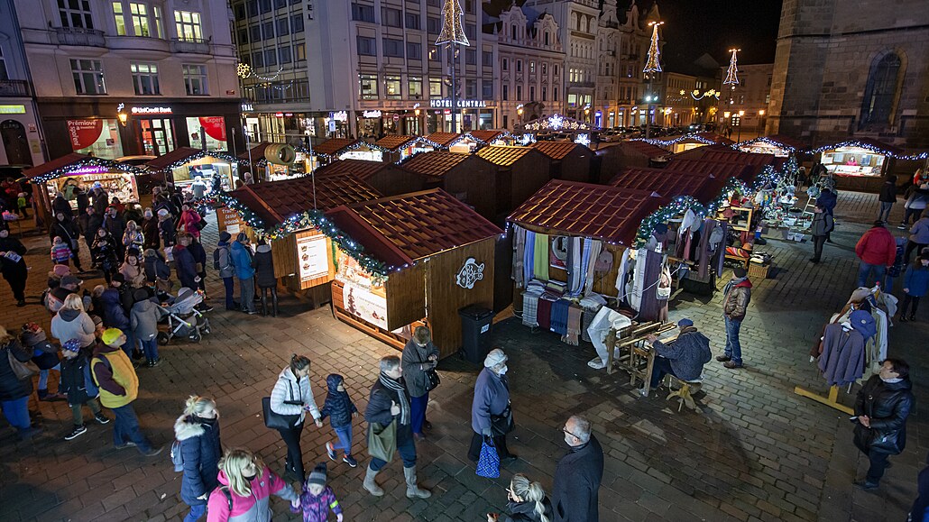 Lidé  procházejí vánoční trhy na plzeňském náměstí Republiky.  (24. 11. 2021)