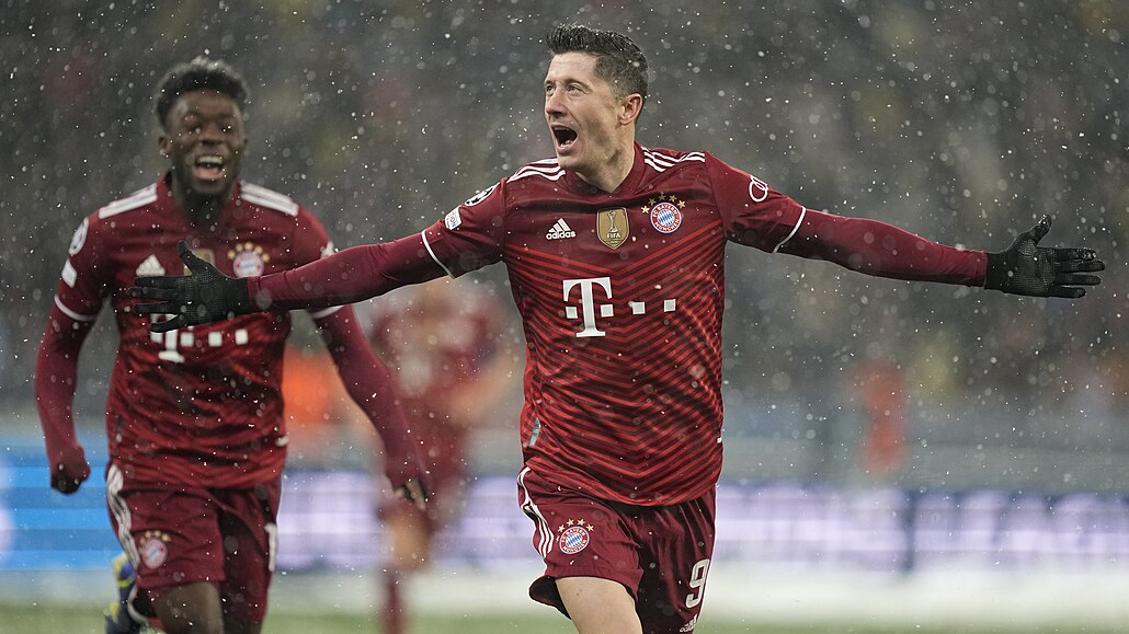 Robert Lewandowski z Bayernu Mnichov oslavuje svou trefu do sítě Dynama Kyjev v...