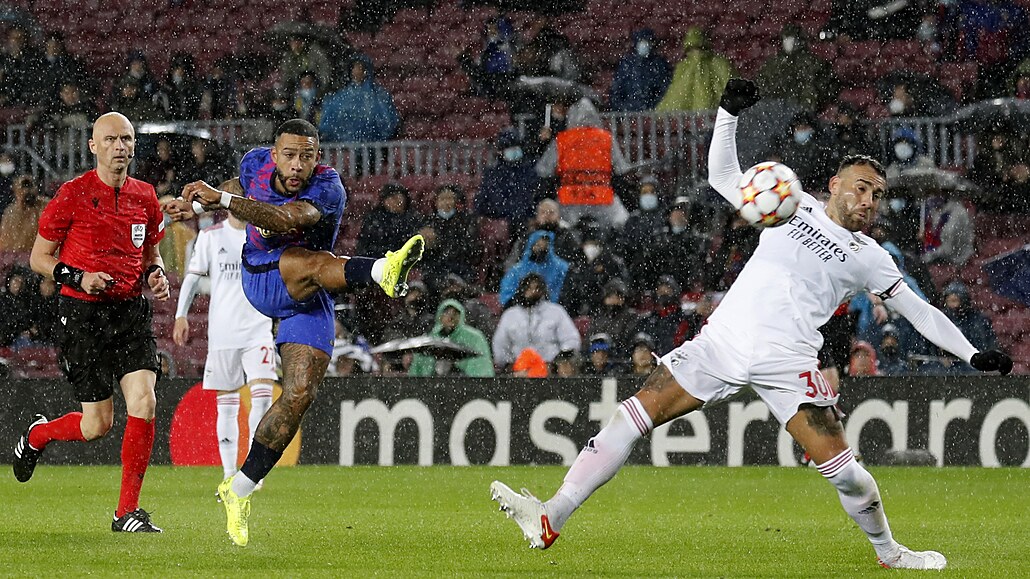Barcelonský útočník Memphis Depay pálí v utkání s Benfikou Lisabon.