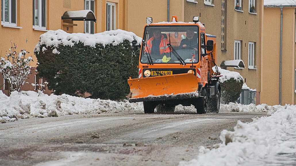 Sníh zasypal Česko napříč regiony. Silnice byly hůře sjízdné a problémy byly...