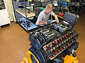 Pavel Šercl při práci ve své dílně na restaurování historickıch motorů