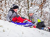 Sníh zasypal �esko nap�í� regiony. Letos poprvé vyrazily d�ti na boby, stav�t...