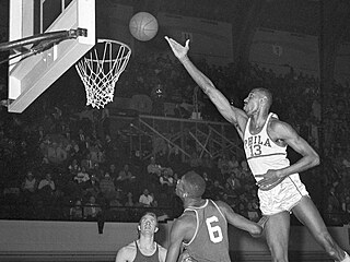 Wilt Chamberlain v dresu Philadelphia Warriors zakon�uje na ko� Boston Celtics...