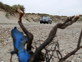 Duny nedaleko Calais. Francouztí policisté pátrají po migrantech pokouejících...