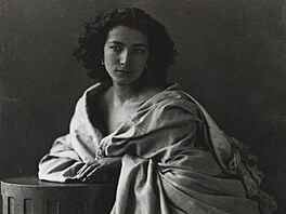 Francouzská hereka Sarah Bernhardt na fotografii od Félixe Nadara piblin z...