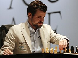 Magnus Carlsen bhem druh partie o titul achovho mistra svta s Janem...