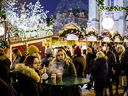 Vánoční trhy v Praze si dnes lze bez svařeného vína jen těžko představit. (20....