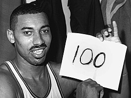 Wilt Chamberlain z Philadelphia Warriors nast�ílel 100 bod� proti New York...