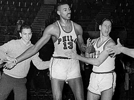 Wilt Chamberlain z Philadelphia Warriors nast�ílel 100 bod� proti New York...