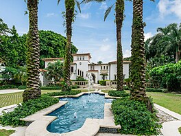 Krásná vila má velký venkovní bazén a pozemek o rozloze pl hektaru s palmami a...