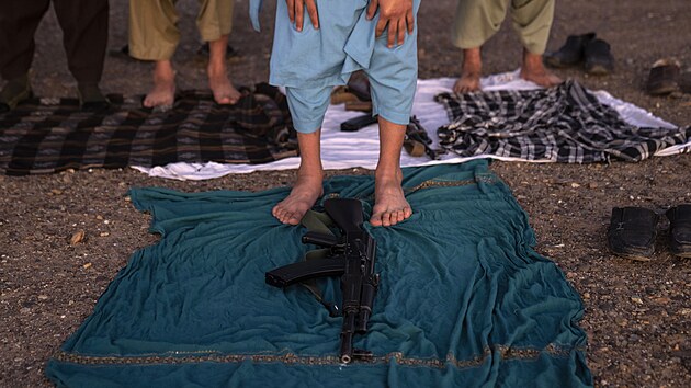 Modlitba afghánských bojovníků na hranicích s Íránem (24. listopadu 2021)