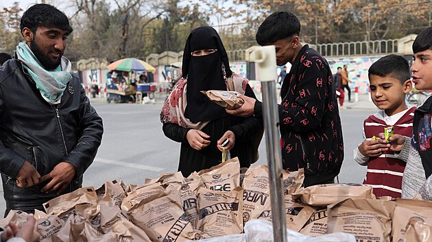 Prodej sušeného jídla americké armády v Kábulu (17. listopadu 2021) 