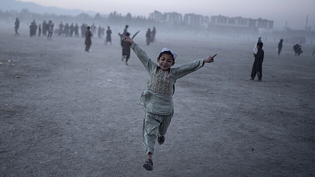 Afghánské děti hrají kriket v Kábulu (19. listopadu 2021)