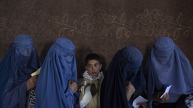 Afghánské ženy čekají v Kábulu na finanční příspěvek. (22. listopadu 2021)


