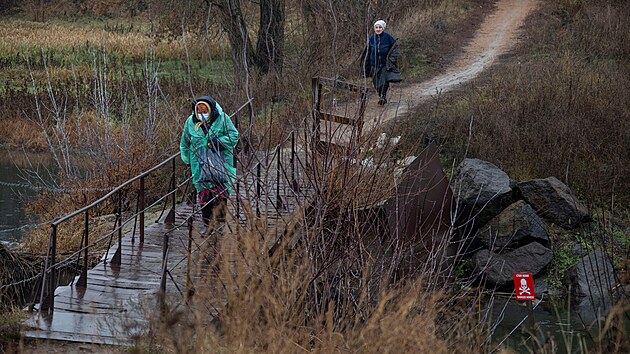 Pozor miny. Obyvatelky obce Staromarivka pobl frotnov linie v Donbasu (23. listopadu 2021)