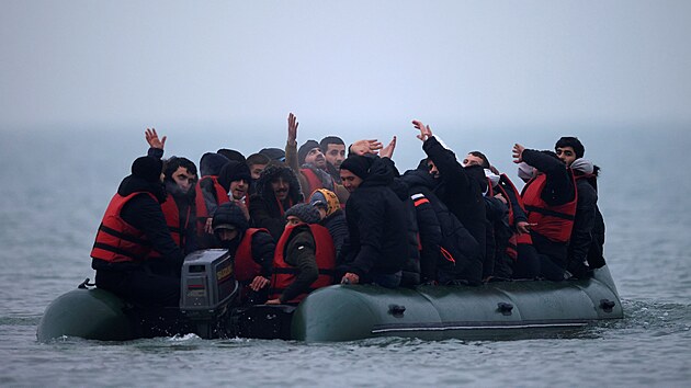 Hur do Britnie. Skupina 40 migrant vyplouv od pobe severn Francie pes kanl La Manche. (24. listopadu 2021)
