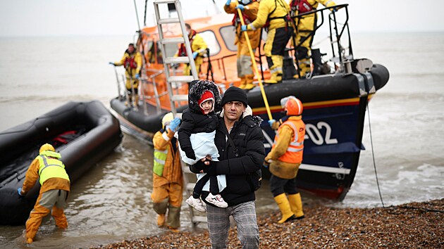 Dungeness, Britnie. Zchrana migrant, kte se pokusili peplout kanl La Manche (25. listopadu 2021)