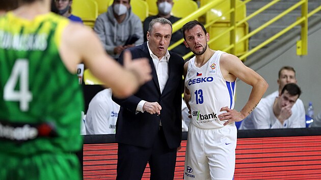 Reprezentační trenér Ronen Ginzburg dává pokyny rozehrávači Jakubu Šiřinovi.