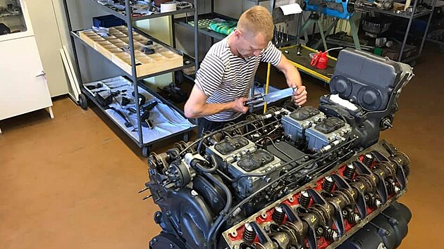 Pavel Šercl při práci ve své dílně na restaurování historických motorů