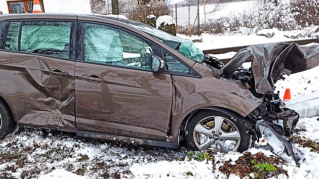 Dopravn nehodu osobnho vozidla s motorovou lokomotivou v obci Kardaova eice vyetuj dopravn policist z Jindichova Hradce.