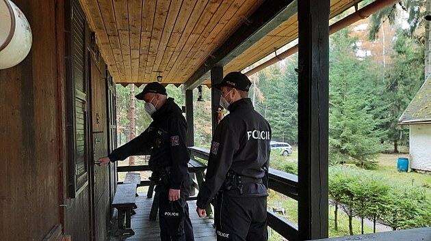 Policist v Karlovarskm kraji kontroluj ped zimou chatov oblasti.