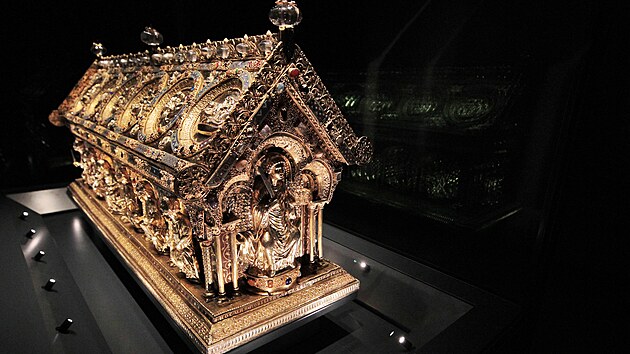 V trezorov� m�stnosti je naprost� tma, t�m vynik� decentn� nasv�cen� relikvi�� sv. Maura ve sv� nov� prosklen� vitr�n�.