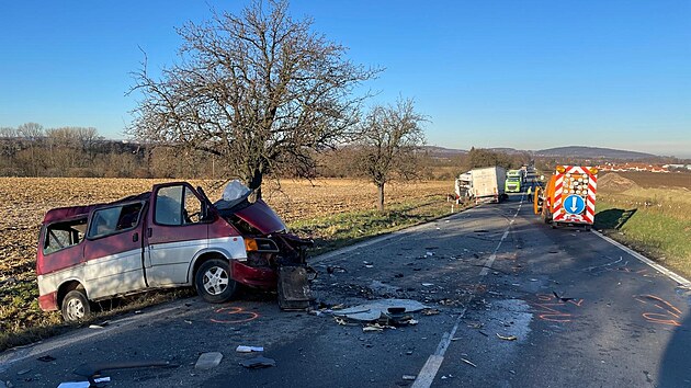 Vn dopravn nehoda v ter zablokovala silnici I/38 mezi slav a Crkvic na Kutnohorsku. (23. listopadu 2021)