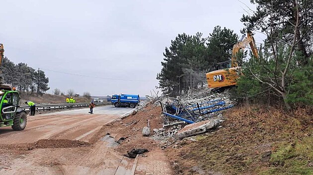 Silni���i dokon�ili bour�n� mostu nad d�lnic� u Mochova. (21. listopadu 2021)