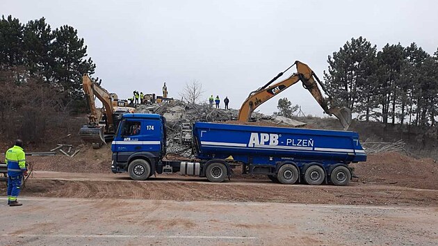 Silni���i dokon�ili bour�n� mostu nad d�lnic� u Mochova. (21. listopadu 2021)