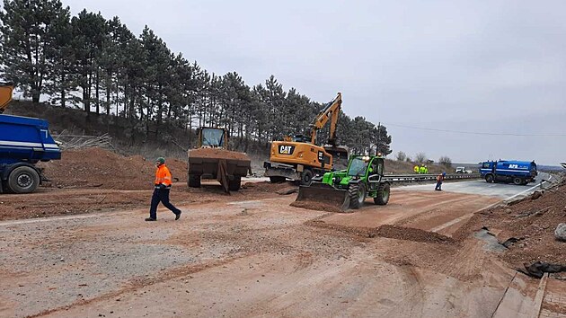 Silni���i dokon�ili bour�n� mostu nad d�lnic� u Mochova. (21. listopadu 2021)