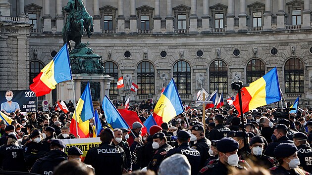 Tisce lid protestuj v centru Vdn proti koronavirovm opatenm. (20. listopadu 2021)