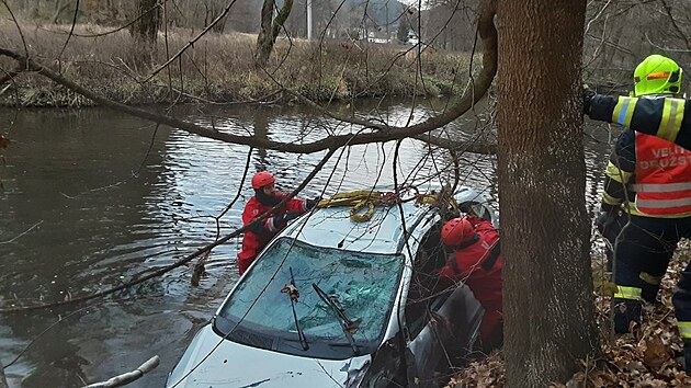 Mezi Lošticemi a Jeřmaní skončilo po nehodě osobní auto i řidičkou na střeše v korytě potoka. Žena z auta dokázala sama vylézt ještě před příjezdem záchranářů. (23. listopadu 2021)