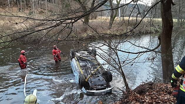 Mezi Lošticemi a Jeřmaní skončilo po nehodě osobní auto i řidičkou na střeše v korytě potoka. Žena z auta dokázala sama vylézt ještě před příjezdem záchranářů. (23. listopadu 2021)
