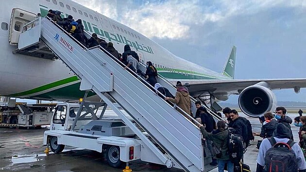 Irt migranti nastupuj na repatrian lete z Bloruska. (18. listopadu 2021)