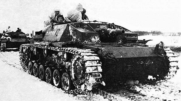 Sověti jedou do boje na ukořistěných útočných dělech StuG III, květen 1942.