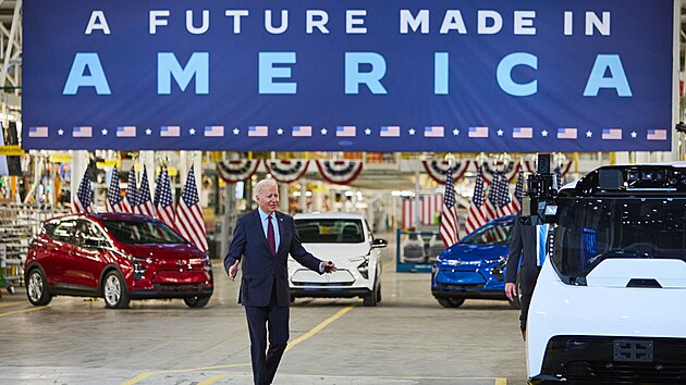 Biden slavnostně otevřel v Detroitu továrnu Factory Zero koncernu General Motors a pustil si „pusu na špacír“.