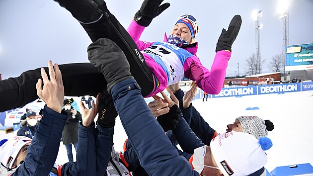 Markéta Davidová oslavuje společně se svým týmem vítězství ve vytrvalostním závodu v Östersundu.