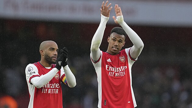 Alexandre Lacazette (vlevo) a Gabriel se radují z vítězství Arsenalu.