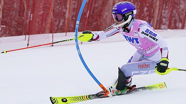 Martina Dubovská při slalomu v Killingtonu