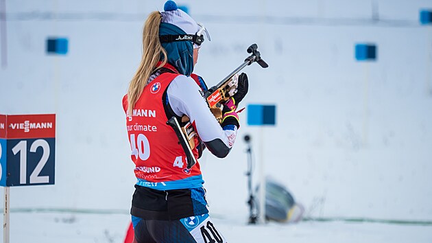 Eva Puskarčíková na střelnici během sprintu v Östersundu