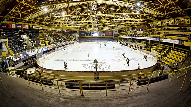 Hokejová extraliga, 26. kolo, Litvínov - České Budějovice. Také na Hlinkův stadion směla dorazit jen hrstka diváků.