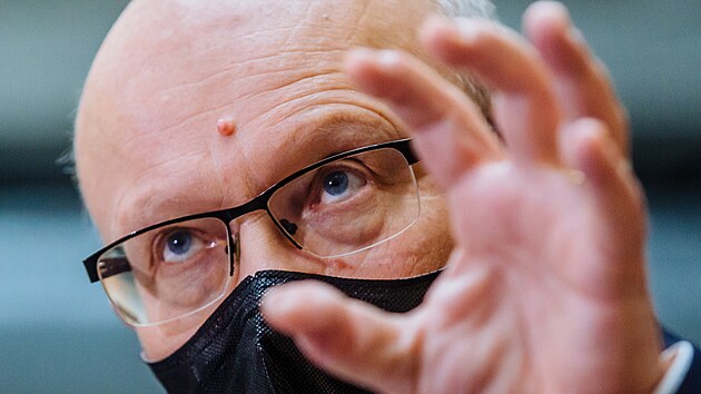 Z�stupci koalic Spolu a Pir�t� se STAN p�edstavuj� opat�en�, kter�mi cht�j� v nov� vl�d� bojovat proti ���en� covidu-19. Na sn�mku Vlastimil V�lek (Top 09). (24. listopadu 2021)